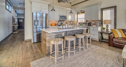 Middle of Main Street LOFT
Downtown Blue Ridge
2 Master Suites