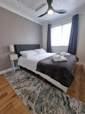 4 chambres, fer et planche à repasser, lit de bébé portatif