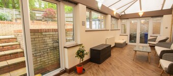 The Forest House-4 bed, 2.5 bath House w/ Hot Tub!