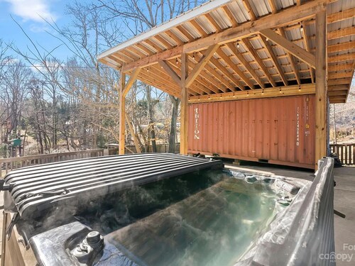 West Charmer 5-10min to Main Attractions — Fully Fenced acre and Hot Tub