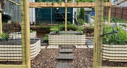 West Charmer 5-10min to Main Attractions — Fully Fenced acre and Hot Tub