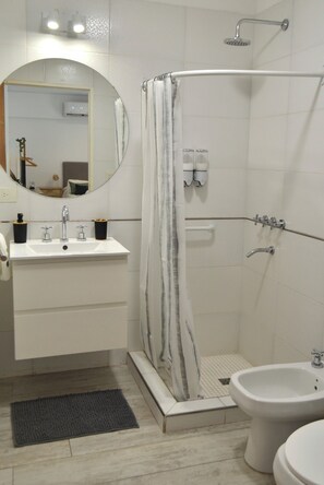 Shower, hair dryer, bidet, towels - Woodgate Inn Barrancas de Belgrano (Buenos Aires)