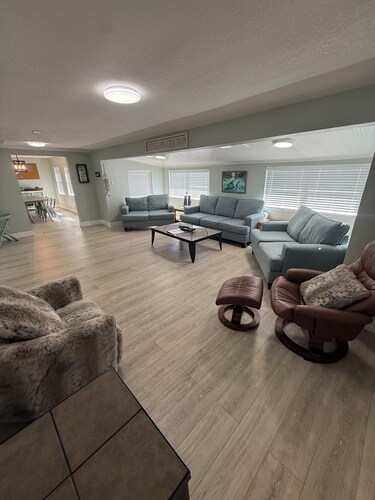 Spacious 5-bedroom house in peaceful Horseshoe Beach with AC. Multi-Family Ready