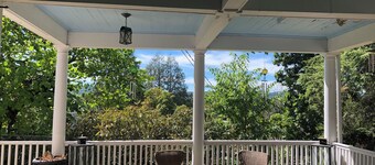 Light-filled treetop apartment close to downtown Greenfield and Highland Park