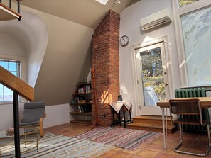 Interior - Light-filled treetop apartment close to downtown Greenfield and Highland Park (Greenfield)