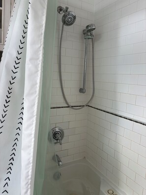 Tina de hidromasaje, secadora de cabello, bidet, toallas 