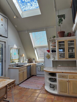 Microwave, oven, stovetop, dishwasher - Light-filled treetop apartment close to downtown Greenfield and Highland Park (Greenfield)