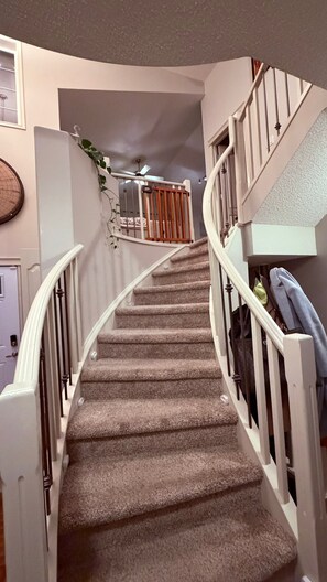 Interior - Cozy, Immaculate family home in an upmarket safe neighborhood. 10mins from WEM (Edmonton)