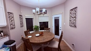 Dining - Cozy, Immaculate family home in an upmarket safe neighborhood. 10mins from WEM (Edmonton)