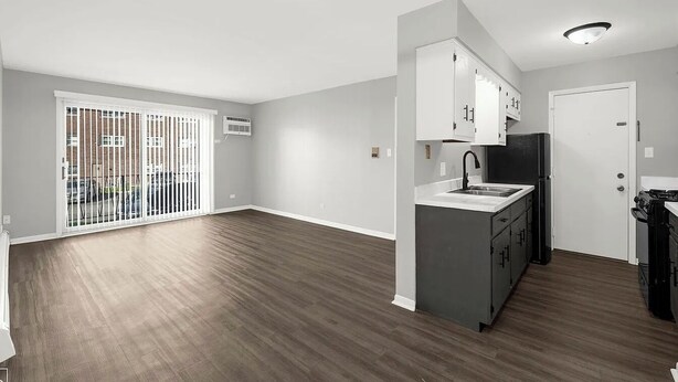 Un apartamento moderno con cocina, balcón y vistas a la ciudad.