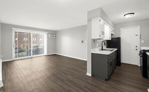 A modern apartment with a kitchen, a balcony, and a view of the city. - Wonderful 2-bedroom apartment with AC in lovely Alsip (Alsip)