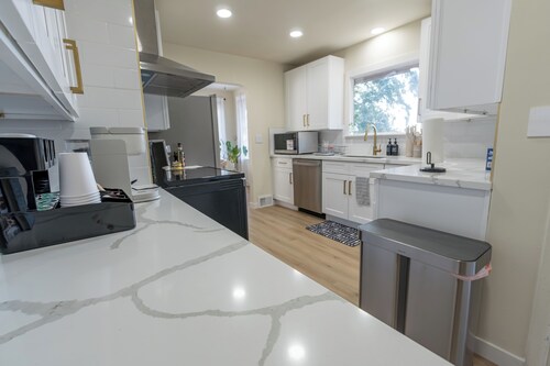 Spacious 7BR 4BA Home - Game Room - AC/Heat - 20 min to Airport