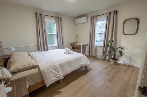 Spacious 7BR 4BA Home - Game Room - AC/Heat - 20 min to Airport