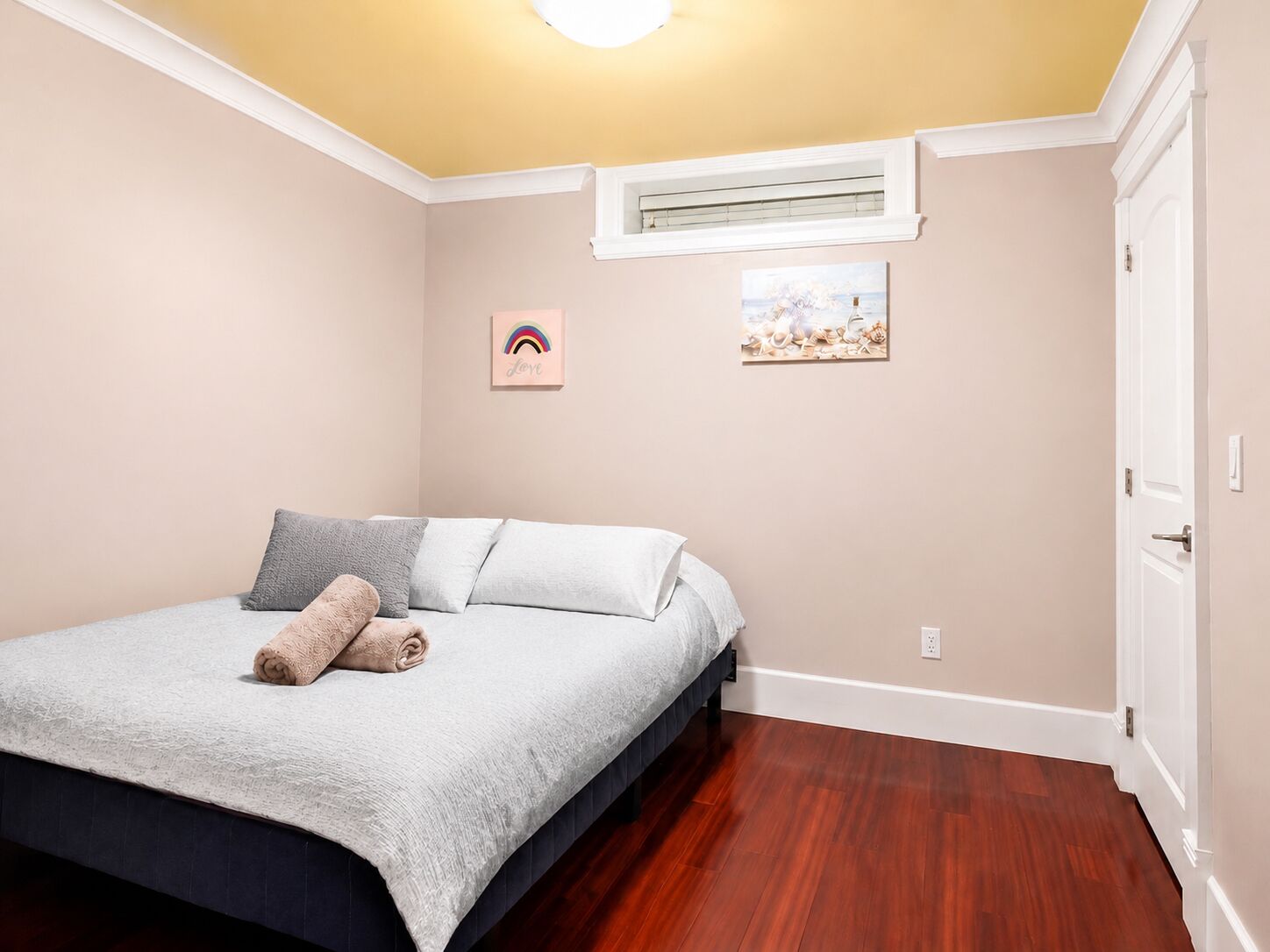 Une chambre à coucher avec un lit, une fenêtre et une porte.