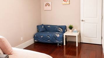 2 bedrooms, iron/ironing board, WiFi (free), bed sheets