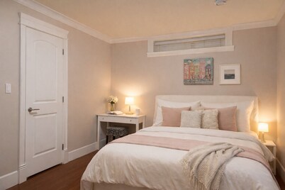 Stylish 2BR Suite 2 Queen Beds 15 Min to YVR