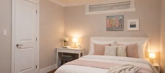 Stylish 2BR Suite 2 Queen Beds 15 Min to YVR