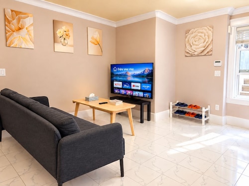 Stylish 2BR Suite 2 Queen Beds 20 Min to YVR