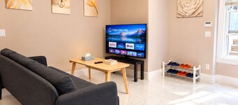 Stylish 2BR Suite 2 Queen Beds 20 Min to YVR