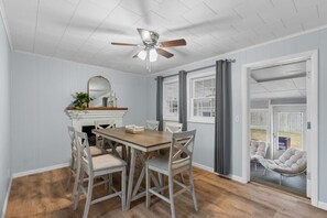 Dining - 4BR Retreat | 5 beds | Backyard | Sleeps 10 (Fort Walton Beach)