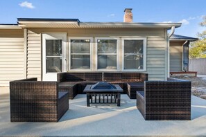Terrace/patio - 4BR Retreat | 5 beds | Backyard | Sleeps 10 (Fort Walton Beach)