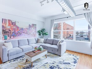 TV, books - Modern Spacious Loft in Downtown (Memphis)
