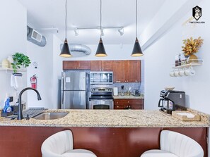 Fridge, microwave, oven, stovetop - Modern Spacious Loft in Downtown (Memphis)