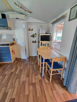 Dining - Two-bedroom mobile home at the Sainte Eulalie en Born municipal campsite (Sainte-Eulalie-en-Born)