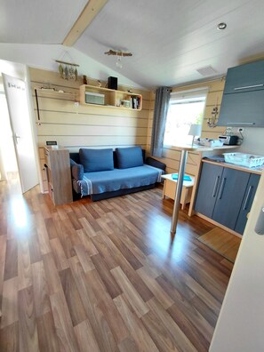 Living area - Two-bedroom mobile home at the Sainte Eulalie en Born municipal campsite (Sainte-Eulalie-en-Born)