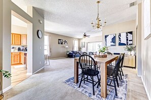 Dining - 3BR | Screened Pool | 5-Game Room | Lake 9-Min Walk | 10 Min Disney | Sleeps 9 (Davenport)