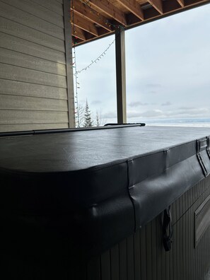 Outdoor spa tub - La Galerie Charlevoix (Les Éboulements)