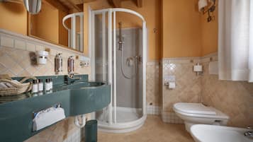 Camera Superior con letto matrimoniale o 2 letti singoli, balcone, vista montagna | Bagno | Asciugacapelli, asciugamani, sapone, shampoo