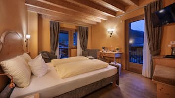 Superior Double or Twin Room, Balcony, Mountain View | Peti besi dalam bilik, meja, Wi-fi percuma