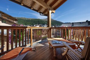 Quarto casal ou duplo superior, sacada, vista para a montanha | Área da propriedade