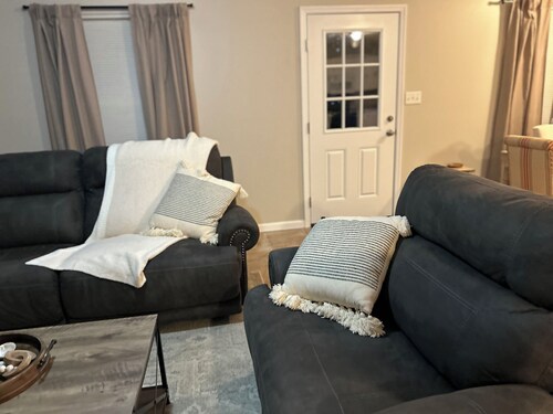 Cozy Modern 2-bedroom cottage-family friendly with large yard