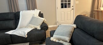 Cozy Modern 2-bedroom cottage-family friendly with large yard