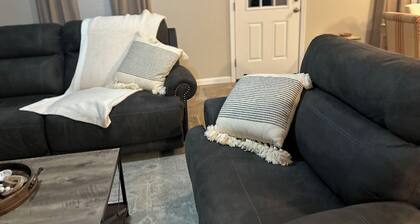 Cozy Modern 2-bedroom cottage-family friendly with large yard