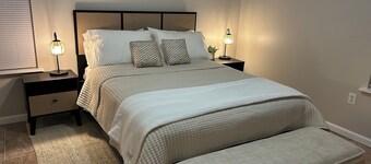 Cozy Modern 2-bedroom cottage-family friendly with large yard