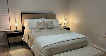 Cozy Modern 2-bedroom cottage-family friendly with large yard
