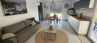 Between Vineyards & the Sea – Air-Conditioned Vacation Rental •Garden • 7 people • Near Pézenas & the beaches