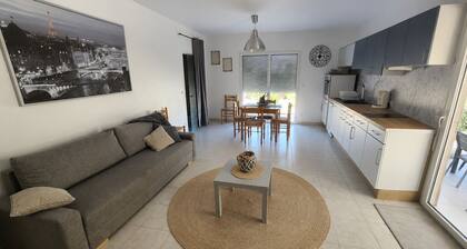Between Vineyards & the Sea – Air-Conditioned Vacation Rental •Garden • 7 people • Near Pézenas & the beaches