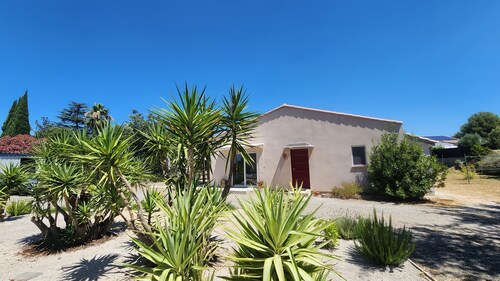 Between Vineyards & the Sea – Air-Conditioned Vacation Rental with a Garden • 7 people • Near Pézenas