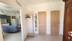 Interior - Between Vineyards & the Sea – Air-Conditioned Vacation Rental with a Garden • 8 people • Near Pézenas (Alignan-du-Vent)