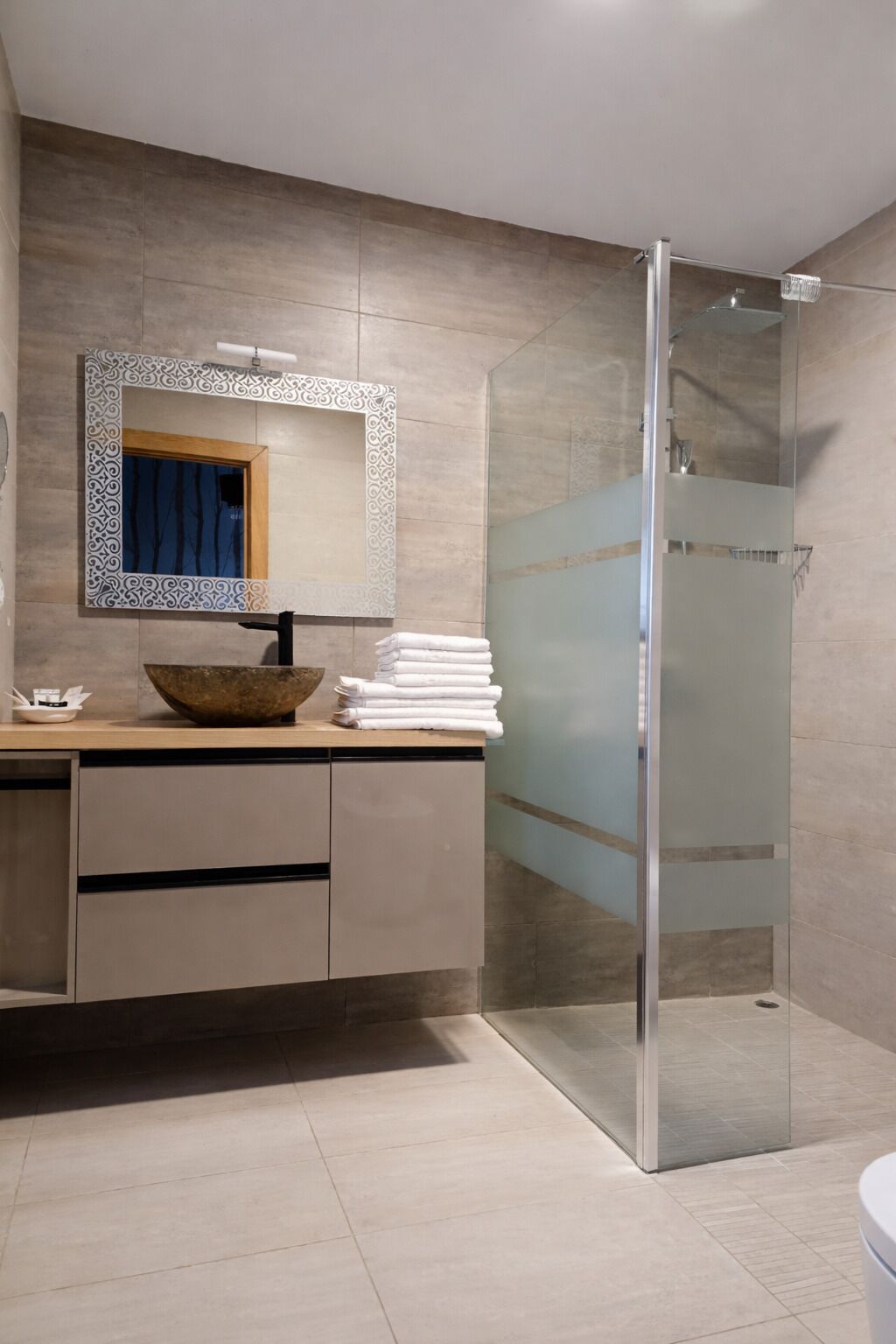 Shower, hair dryer, bidet, towels