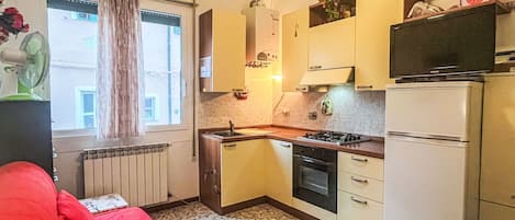 Kühlschrank, Ofen, Kochgeschirr/Geschirr/Besteck