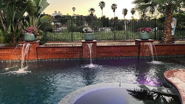 A pool with water features, surrounded by brick walls and potted plants. - Charming Villa House 3-bedroom with pool & jacuzzi, AC in beautiful San Marcos (San Marcos)