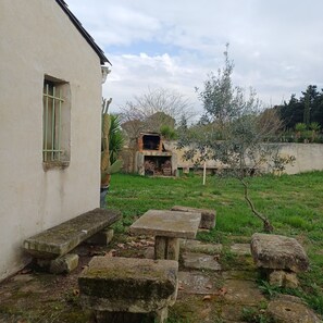 Outdoor dining - Caravan in farmhouse (Arles)