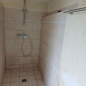 Shower, towels, toilet paper - Caravan in farmhouse (Arles)