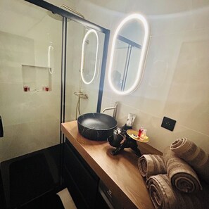 Shower, hair dryer, towels, soap - Luxury design apartment Cannes Centre - 2 mn Palais du Festival and Croisette (Cannes)