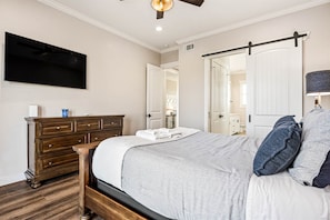 5 Schlafzimmer, Schreibtisch, Bügeleisen/Bügelbrett, kostenloses WLAN